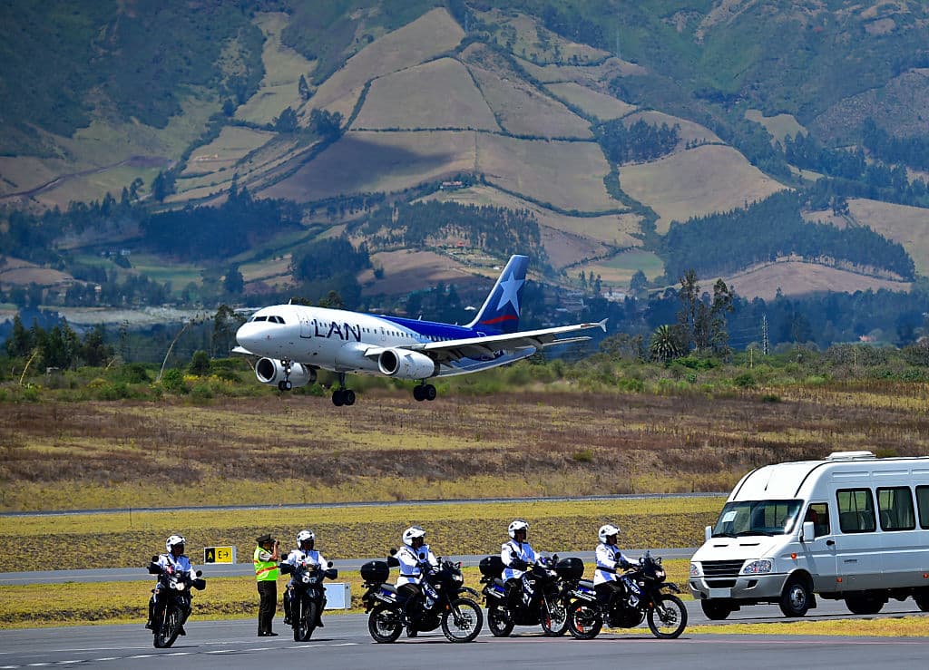 Vista de un avión en el aeropuerto internacional Mariscal Sucre de Quito el 5 de julio de 2015. (RODRIGO BUENDIA/AFP vía Getty Images)