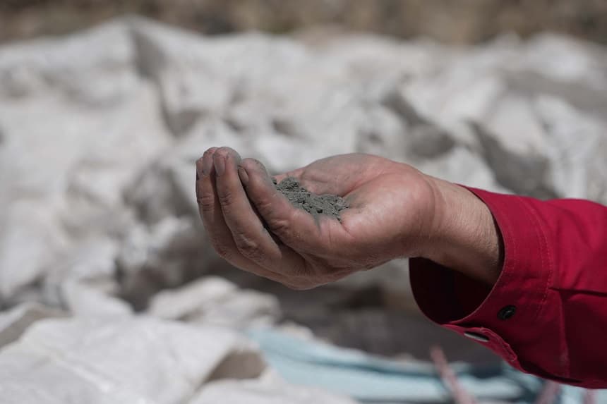 Sacos con antimonio puro al 30% frente a una planta de procesamiento de Talco Gold, la empresa minera conjunta tayiko-china, en la mina de Saritag, al oeste de Tayikistán, el 26 de agosto de 2025. (STRINGER/AFP a través de Getty Images)