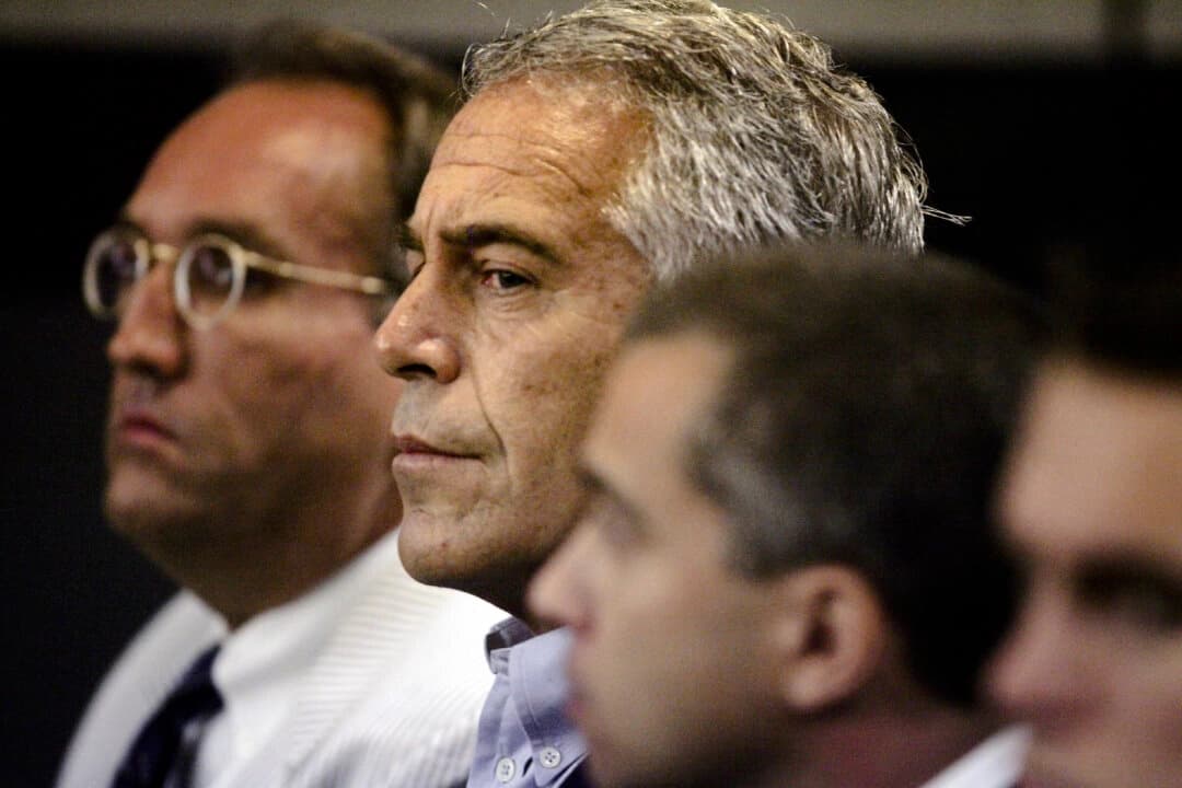 Jeffrey Epstein (C) comparece ante el tribunal en West Palm Beach, Florida, el 30 de julio de 2008. (Uma Sanghvi/Palm Beach Post vía AP)