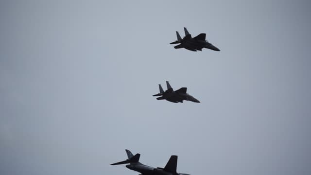 SEONGNAM, COREA DEL SUR – 1 DE OCTUBRE: Un bombardero B1 de la Fuerza Aérea de EE. UU. vuela junto a aviones de combate F-15K de la Fuerza Aérea de Corea del Sur durante una celebración para conmemorar el 76.º Día de las Fuerzas Armadas de Corea del Sur el 1 de octubre de 2024 en Seongnam, Corea del Sur. (Kim Hong-Ji - Pool/Getty Images)