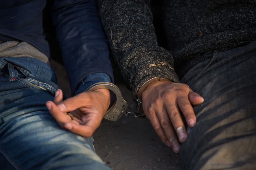 Detenidos después de cruzar la frontera de México a Estados Unidos el lunes 26 de marzo de 2018 en el sector del Valle del Río Grande, cerca de McAllen, Texas. (LOREN ELLIOTT/AFP vía Getty Images)
