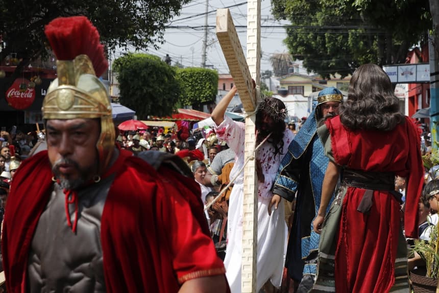 Fotografía de archivo que muestra a personas que participan durante la representación numero 182 de la pasión de Cristo este viernes, en la alcaldía de Iztapalapa, en la Ciudad de México (EFE/ Mario Guzmán)