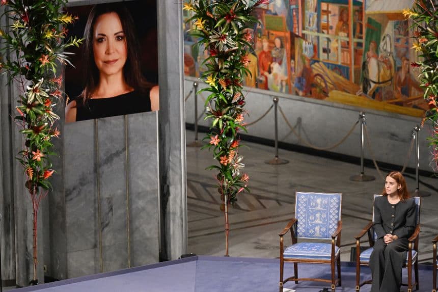 Ana Corina Sosa Machado, hija de la política venezolana Marina Corina Machado, galardonada con el Premio Nobel de la Paz, asiste a la ceremonia de entrega del Premio Nobel de la Paz en el Ayuntamiento de Oslo el 10 de diciembre de 2025 en Oslo, Noruega. (Rune Hellestad/Getty Images)