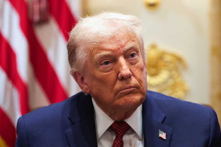 WASHINGTON, DC - 8 DE DICIEMBRE: El presidente de Estados Unidos, Donald Trump, participa en una mesa redonda con agricultores en la Sala del Gabinete de la Casa Blanca el 8 de diciembre de 2025 en Washington, DC. Se espera que el presidente Trump anuncie un paquete de ayudas agrícolas por valor de 12 mil millones de dólares, que incluye pagos únicos a los afectados por las políticas comerciales de la administración. (Foto de Alex Wong/Getty Images).