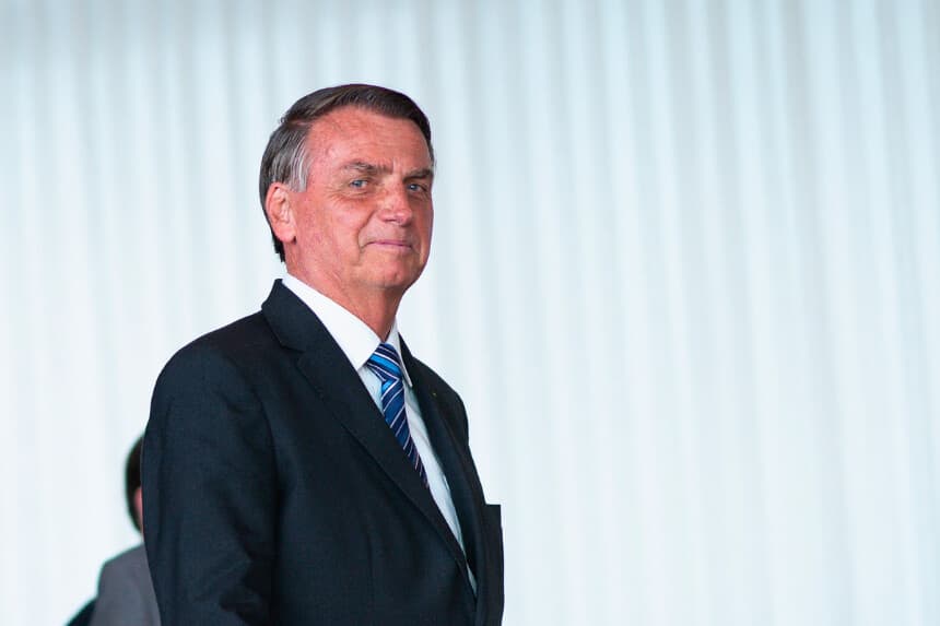 BRASILIA, BRASIL - 1 DE NOVIEMBRE: El presidente de Brasil, Jair Bolsonaro, llega a una rueda de prensa dos días después de ser derrotado por Lula da Silva en la segunda vuelta de las elecciones presidenciales en el Palacio de Alvorada, el 1 de noviembre de 2022, en Brasilia, Brasil. Bolsonaro no reconoció su derrota y pidió a sus seguidores que protestaran de forma pacífica y permitieran el libre tránsito por el país. (Foto de Andressa Anholete/Getty Images).