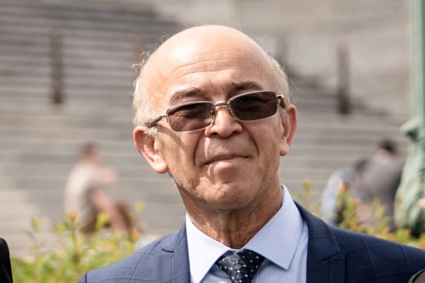 Omer Kanat, director ejecutivo del Proyecto de Derechos Humanos Uigur, habla sobre la Ley para Detener la Extracción Forzada de Órganos aprobada por la Cámara en el Capitolio, Washington, el 7 de mayo de 2025. (Madalina Vasiliu/The Epoch Times).