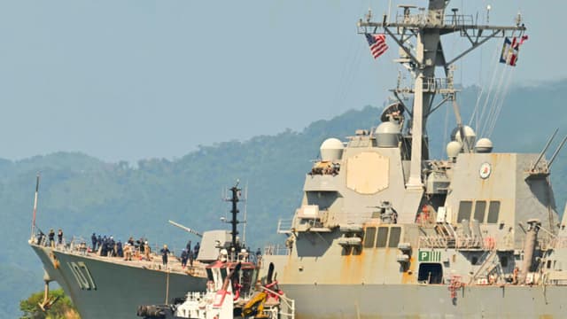El USS Gravely, un buque de guerra de la Armada de los Estados Unidos, zarpa del puerto de Puerto España el 30 de octubre de 2025. (Foto de MARTIN BERNETTI / AFP a través de Getty Images)