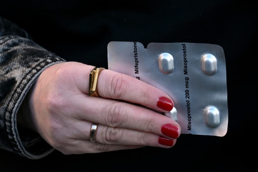 Imagen ilustrativa. Una activista a favor del derecho a decidir sostiene un paquete de tabletas de misoprostol antes de una audiencia en el tribunal de apelaciones en Varsovia el 30 de enero de 2025. (SERGEI GAPON/AFP via Getty Images)