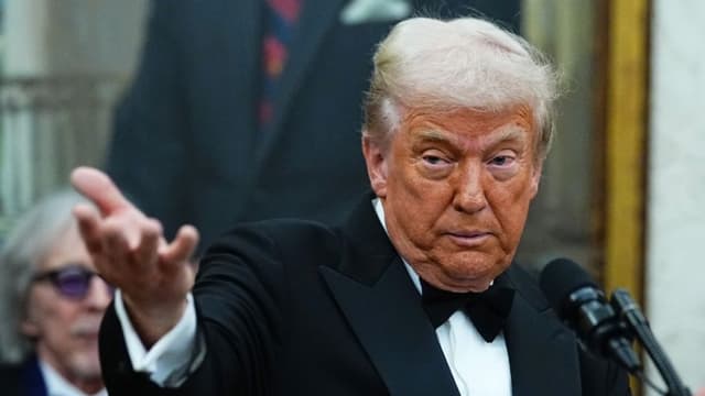 El presidente de los Estados Unidos, Donald Trump, pronuncia unas palabras durante la ceremonia de entrega de medallas a los galardonados del Kennedy Center 2025 en el Despacho Oval de la Casa Blanca el 6 de diciembre de 2025 en Washington, D.C. Los galardonados del Kennedy Center 2025 son Sylvester Stallone, George Strait, la banda de rock KISS, Gloria Gaynor y Michael Crawford. (Aaron Schwartz/Getty Images)