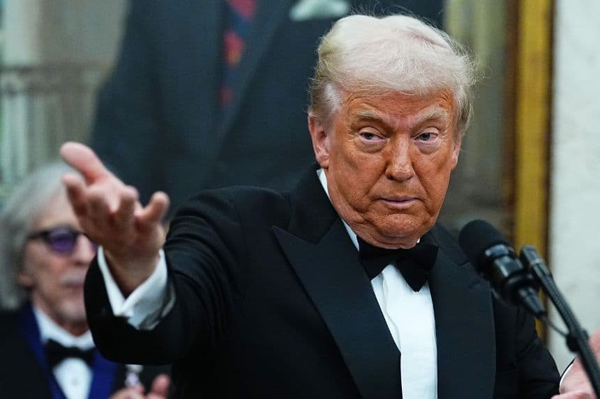 El presidente de los Estados Unidos, Donald Trump, pronuncia unas palabras durante la ceremonia de entrega de medallas a los galardonados del Kennedy Center 2025 en el Despacho Oval de la Casa Blanca el 6 de diciembre de 2025 en Washington, D.C. Los galardonados del Kennedy Center 2025 son Sylvester Stallone, George Strait, la banda de rock KISS, Gloria Gaynor y Michael Crawford. (Aaron Schwartz/Getty Images)