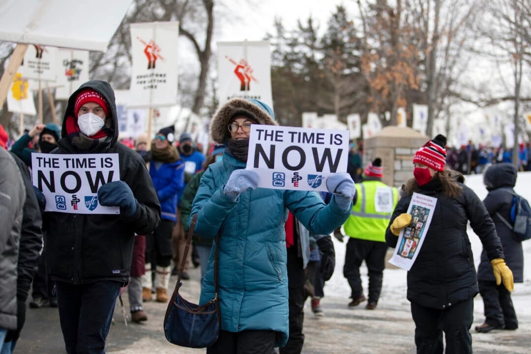 Maestros de Twin City y sus simpatizantes marchan en Minneapolis el 12 de febrero de 2022. (Hannah Hobus/Pioneer Press vía AP)