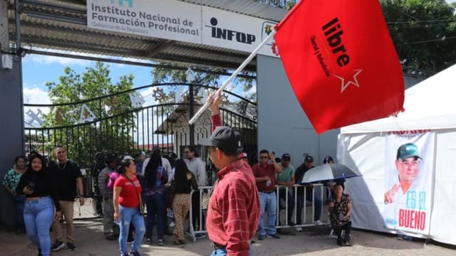 Un hombre sostiene una bandera durante una protesta realizada por colectivos del Partido Libertad y Refundación (Libre) este miércoles, en Tegucigalpa, Honduras. (EFE/ Gustavo Amador)