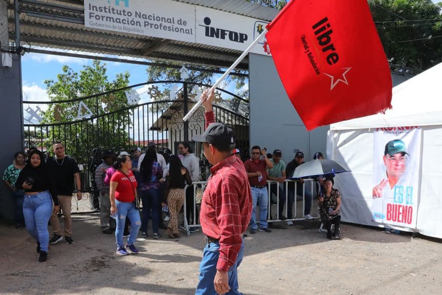 Un hombre sostiene una bandera durante una protesta realizada por colectivos del Partido Libertad y Refundación (Libre) este miércoles, en Tegucigalpa, Honduras. (EFE/ Gustavo Amador)