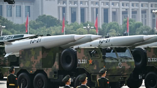 Misiles balísticos hipersónicos antibuque YJ-21 durante un desfile militar con motivo del 80.º aniversario de la victoria sobre Japón y el fin de la Segunda Guerra Mundial, en la plaza de Tiananmen de Beijing, el 3 de septiembre de 2025. (PEDRO PARDO/AFP a través de Getty Images)