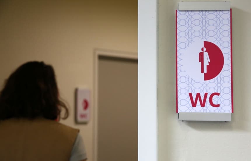 Una visitante entra a un baño unisex durante el evento del Día de la Fuerza del Futuro Femenino en el Centro de Congresos bcc de Berlín, Alemania, el 12 de octubre de 2024. (Adam Berry/Getty Images)