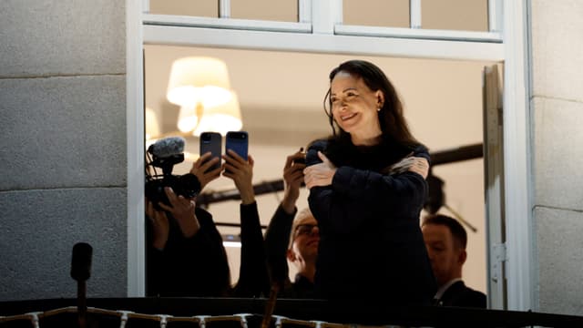 La ganadora del Premio Nobel de la Paz, María Corina Machado, saluda a sus simpatizantes desde un balcón del Grand Hotel en Oslo, Noruega, en la madrugada del 11 de diciembre de 2025. Machado llegó a Oslo horas después de que el galardón de la líder opositora venezolana fuera recogido en su nombre por su hija. (Odd ANDERSEN/AFP via Getty Images)