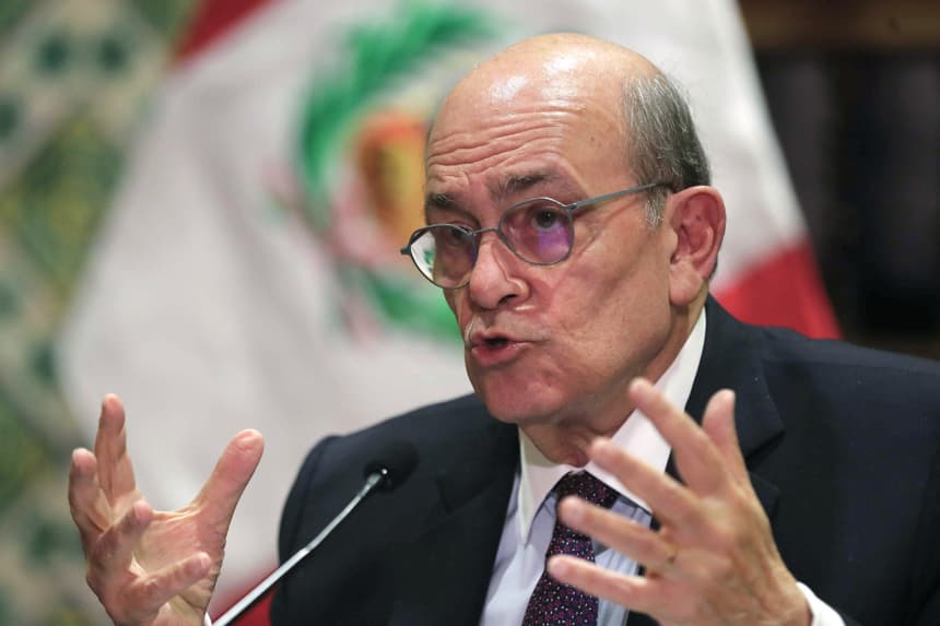 El ministro de Relaciones Exteriores de Perú, Hugo de Zela, habla en una rueda de prensa este miércoles, en Lima, Perú. (EFE/Paolo Aguilar)