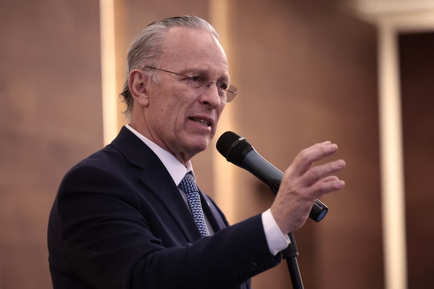 El nuevo presidente del Consejo Coordinador Empresarial (CCE), José Medina Mora, habla durante una conferencia de prensa este miércoles, en Ciudad de México. El recién nombrado presidente del CCE, José Medina Mora, prometió trabajar junto a la presidenta de México, Claudia Sheinbaum, de cara a la renegociación del tratado comercial con Canadá y Estados Unidos (T-MEC), para lograr las "mejores condiciones arancelarias" para el país. (EFE/ José Méndez)