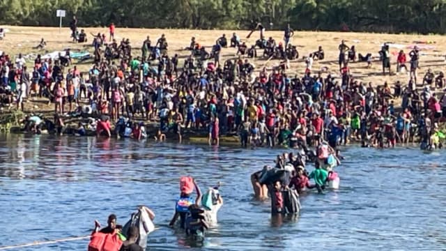 Inmigrantes ilegales cruzan el Río Bravo entre Del Río y Acuña, México. Algunos cruzan de regreso a México para evitar la deportación de Estados Unidos, en Acuña, México, el 20 de septiembre de 2021. (Charlotte Cuthbertson / The Epoch Times)