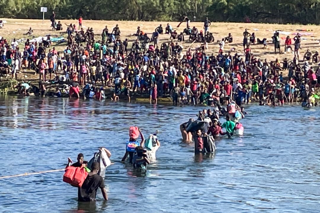 Inmigrantes ilegales cruzan el Río Bravo entre Del Río y Acuña, México. Algunos cruzan de regreso a México para evitar la deportación de Estados Unidos, en Acuña, México, el 20 de septiembre de 2021. (Charlotte Cuthbertson / The Epoch Times)