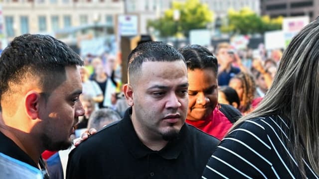 El migrante salvadoreño y residente en Estados Unidos Kilmar Abrego García (centro derecha) camina junto a su esposa Jennifer Vásquez al llegar a la oficina local del Servicio de Inmigración y Control de Aduanas (ICE) en Baltimore, Maryland, el 25 de agosto de 2025. (ROBERTO SCHMIDT/AFP a través de Getty Images)