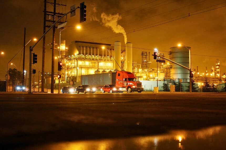 LONG BEACH, CALIFORNIA - 8 DE SEPTIEMBRE: Camiones circulan cerca de los puertos de Long Beach y Los Ángeles, el complejo portuario más activo de Estados Unidos, en septiembre, cerca de Long Beach, California. El juez federal denegó provisionalmente a la mayor asociación de transportistas, la American Trucking Association, la posibilidad de bloquear las nuevas medidas anticontaminación para los puertos que entrarán en vigor el 1 de octubre. El Programa de Camiones Limpios, de 1.6 mil millones de dólares, se desarrolló tras años de debate entre conductores, funcionarios municipales y ecologistas. Su objetivo es reducir las emisiones tóxicas de los motores diésel y prohibir la entrada a los puertos de los 16.800 camiones fabricados antes de 1989. Los camioneros demandaron a la ciudad de Los Ángeles alegando que el programa es injusto para ustedes, ya que favorece a las grandes empresas de transporte por carretera frente a los pequeños contratistas independientes, que suelen conducir camiones más antiguos. Alrededor del 40 % de las importaciones de Estados Unidos pasan por el complejo portuario de Los Ángeles-Long Beach. (Foto de David McNew/Getty Images).
