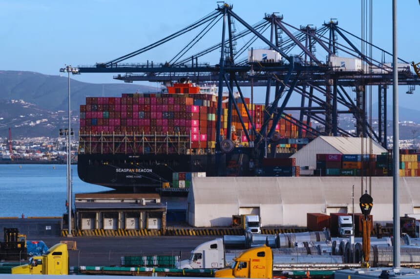 El buque portacontenedores Seaspan Beacon, con bandera de Hong Kong, fotografiado en el puerto de Ensenada, estado de Baja California, México, el 4 de marzo de 2025. (GUILLERMO ARIAS/AFP vía Getty Images)