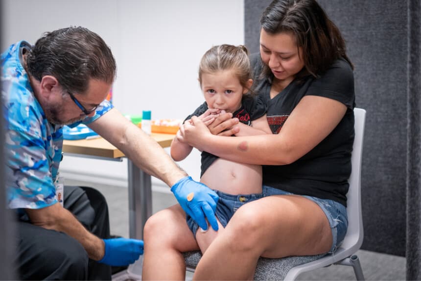 Priscilla Luna sostiene a su hija Avery Dahl, de 3 años, mientras Raynard Covarrubio le administra la vacuna triple vírica en una clínica de vacunación organizada por el Departamento de Salud Pública de Lubbock el 1 de marzo de 2025 en Lubbock, Texas. (Foto de Jan Sonnenmair/Getty Images)