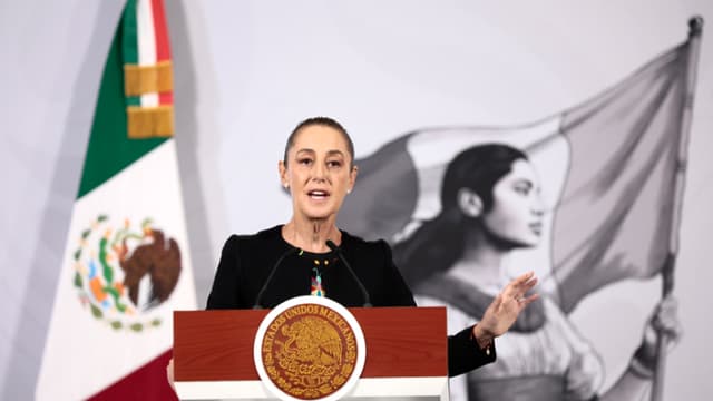 La presidenta de México, Claudia Sheinbaum, habla durante una rueda de prensa este jueves, en el Palacio Nacional de Ciudad de México (EFE/ José Méndez)