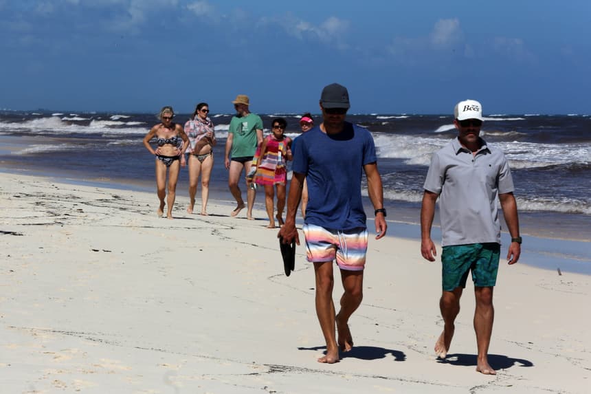 Personas caminan por la playa en Tulum. Imagen de archivo. (EFE/Alonso Cupul)