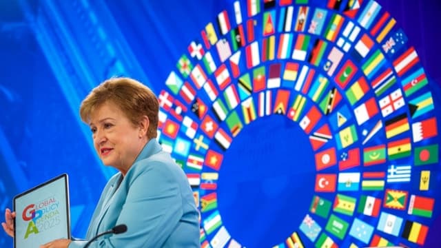 La directora gerente del Fondo Monetario Internacional, Kristalina Georgieva, sostiene una tableta al llegar a una conferencia de prensa durante la Reunión Anual 2025 del Fondo Monetario Internacional (FMI) y el Grupo del Banco Mundial en la sede del FMI en Washington, D.C., el 16 de octubre de 2025. (Andrew Harnik/Getty Images)