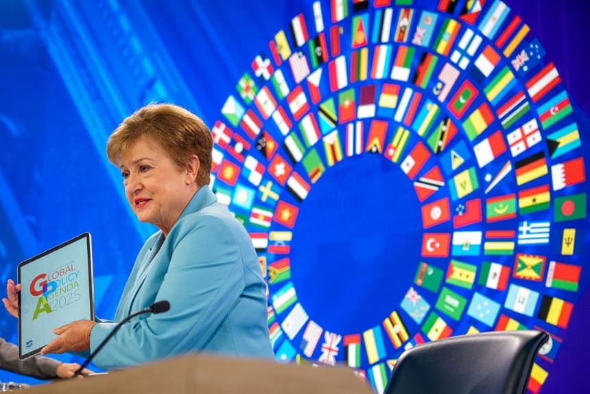 La directora gerente del Fondo Monetario Internacional, Kristalina Georgieva, sostiene una tableta al llegar a una conferencia de prensa durante la Reunión Anual 2025 del Fondo Monetario Internacional (FMI) y el Grupo del Banco Mundial en la sede del FMI en Washington, D.C., el 16 de octubre de 2025. (Andrew Harnik/Getty Images)