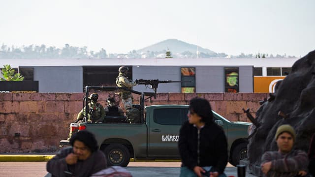 Las fuerzas militares garantizan la seguridad durante una reunión sobre el Plan Michoacán para la Paz y la Justicia, en las instalaciones del cuartel Morelos de la Zona Militar XXI en Morelia, Michoacán, el 13 de noviembre de 2025. (Foto de ENRIQUE CASTRO/AFP vía Getty Images)