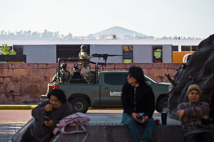 Las fuerzas militares garantizan la seguridad durante una reunión sobre el Plan Michoacán para la Paz y la Justicia, en las instalaciones del cuartel Morelos de la Zona Militar XXI en Morelia, Michoacán, el 13 de noviembre de 2025. (Foto de ENRIQUE CASTRO/AFP vía Getty Images)