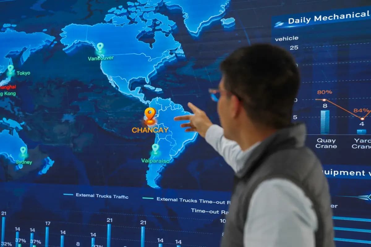 Un empleado muestra una pantalla en el edificio de operaciones de Cosco Shipping en el "megapuerto" de Chancay, en la pequeña localidad de Chancay, al norte de la capital peruana, Lima, el 30 de septiembre de 2025. (Connie France/AFP a través de Getty Images)