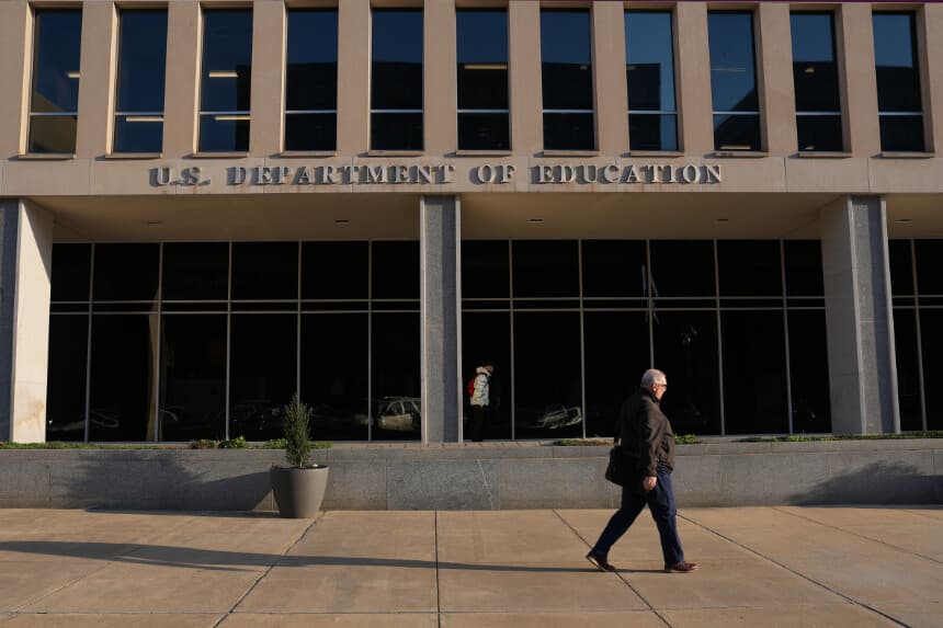 Una persona pasa en frente del Departamento de Educación de los Estados Unidos el 20 de marzo de 2025 en Washington D. C. (Win McNamee/Getty Images)