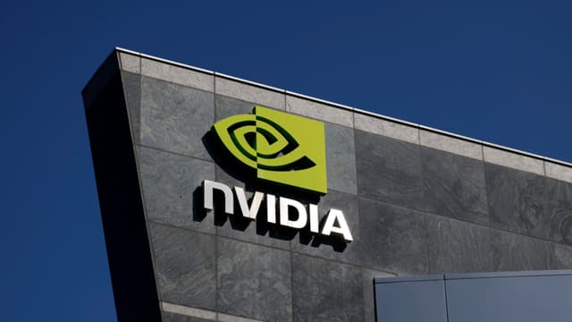El logotipo de Nvidia se muestra en un edificio de la sede de Nvidia el 27 de agosto de 2025 en Santa Clara, California. (Justin Sullivan/Getty Images)