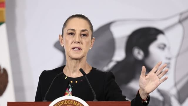 La presidenta de México, Claudia Sheinbaum, habla en una rueda de prensa este jueves, en el Palacio Nacional de Ciudad de México, México. (EFE/ José Méndez)
