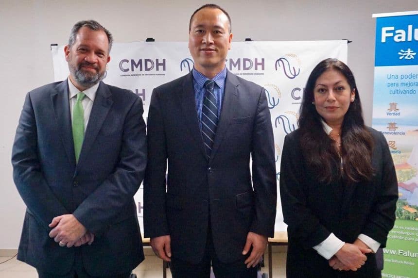 De izquierda a derecha. El presidente de la Comisión Mexicana de Derechos Humanos A.C., René Bolio Halloran; el Sr. Guoliang Zhang; la vocera de la Asociación Falun Dafa México, Indira Sarabia Saenz. (Crédito: CMDH)