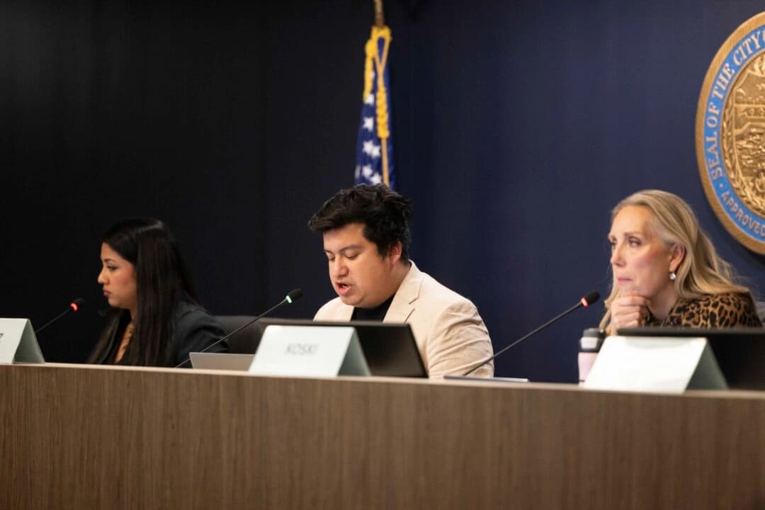 Los miembros del Concejo Municipal de Minneapolis convocan una audiencia pública para considerar las revisiones a la ordenanza de separación de la ciudad que prohíbe la cooperación con ICE en Minneapolis, Minnesota, el 9 de diciembre de 2025. (Jenn Ackerman para The Epoch Times)