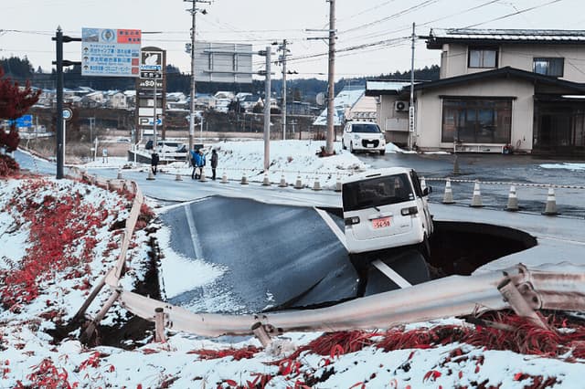 Sismo de magnitud 6.7 genera olas menores de tsunami en la costa noreste de Japón