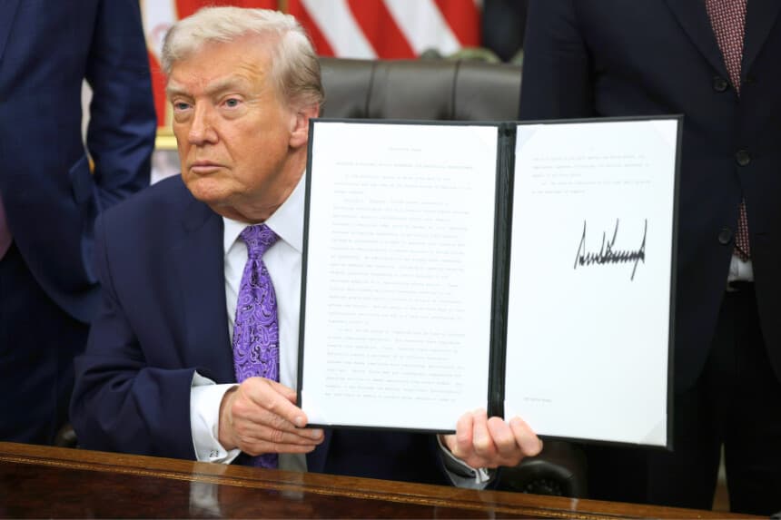 El presidente Donald Trump muestra una orden ejecutiva firmada en el Despacho Oval de la Casa Blanca el 11 de diciembre de 2025 en Washington, D.C. (Foto de Alex Wong/Getty Images)