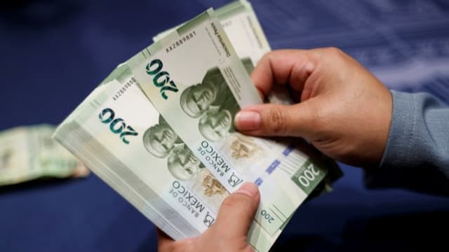 Peso mexicano gana terreno y roza los 17 por dólar en la recta final del año