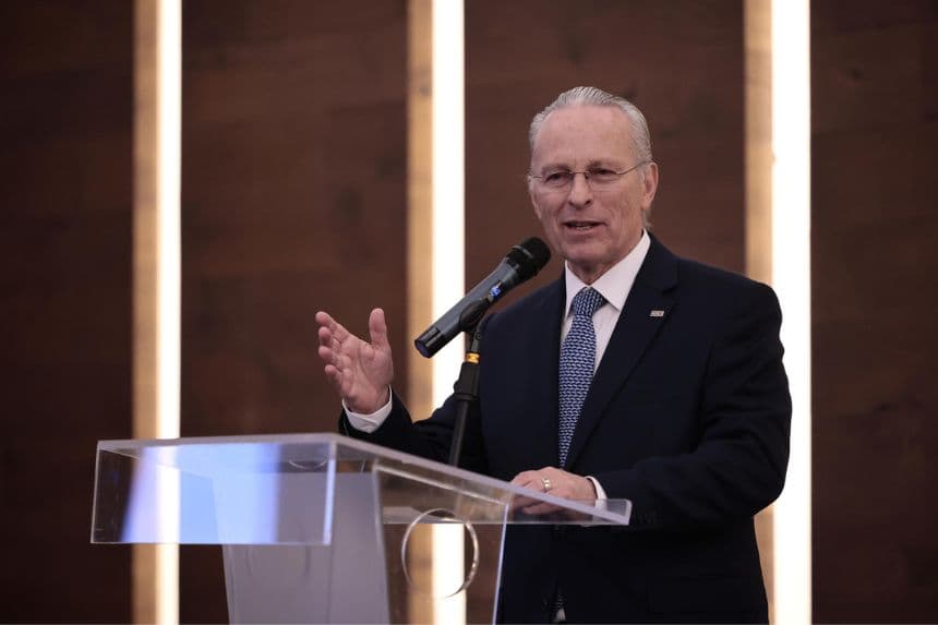 El nuevo presidente del Consejo Coordinador Empresarial (CCE), José Medina Mora, habla durante una conferencia de prensa este miércoles, en Ciudad de México, México. (EFE/ José Méndez)