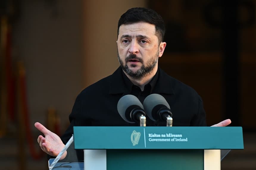 El presidente ucraniano Volodímir Zelenski hace una declaración tras reunirse con el primer ministro irlandés Micheal Martin en un edificio gubernamental, el 2 de diciembre de 2025 en Dublín, Irlanda. (Charles McQuillan/Getty Images)