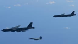 Bombarderos estadounidenses se unen a aviones japoneses para realizar maniobras aéreas sobre el mar de Japón