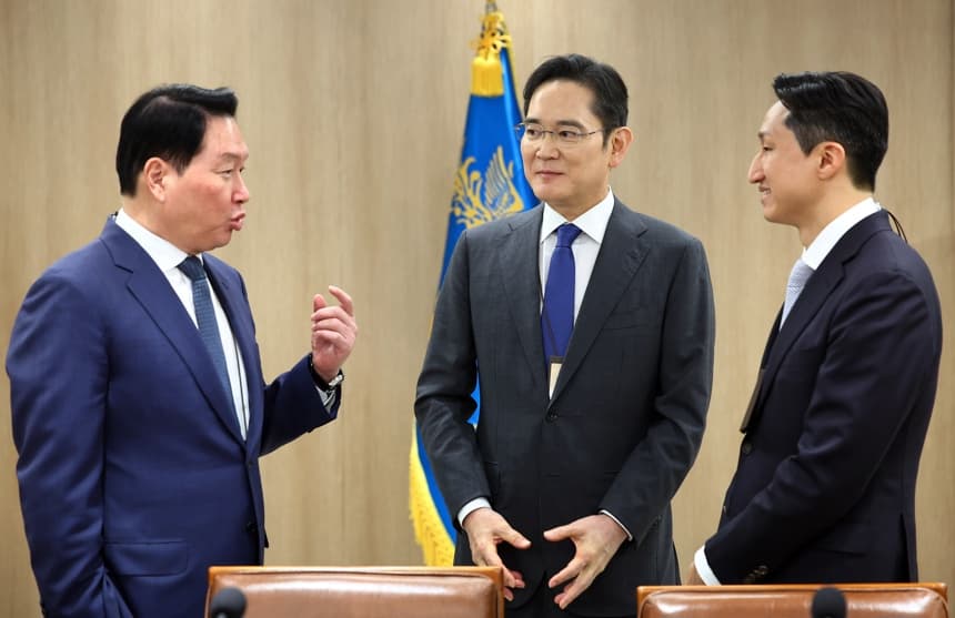 (De izq. a derecha) Los líderes empresariales Chey Tae-won, presidente del Grupo SK; Lee Jae-yong, presidente de Samsung Electronics; y Euisun Chung, presidente ejecutivo del Grupo Hyundai Motor, asisten a una reunión presidida por el presidente surcoreano Lee Jae Myung en la oficina presidencial de Seúl, Corea del Sur, el 16 de noviembre de 2025. (EFE/EPA/YONHAP COREA DEL SUR OUT)