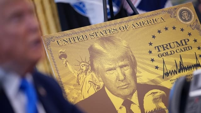Se ve un cartel de la “Trump Gold Card” mientras el presidente Donald Trump pronuncia un discurso en el Despacho Oval de la Casa Blanca el 19 de septiembre de 2025 en Washington, DC. (Andrew Harnik/Getty Images)