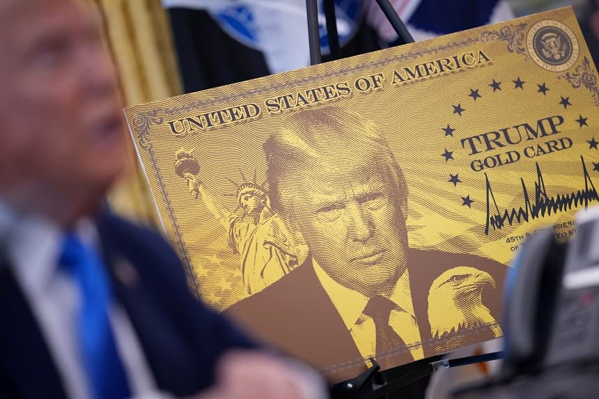 Se ve un cartel de la “Trump Gold Card” mientras el presidente Donald Trump pronuncia un discurso en el Despacho Oval de la Casa Blanca el 19 de septiembre de 2025 en Washington, DC. (Andrew Harnik/Getty Images)