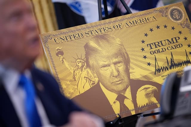 Se ve un cartel de la “Trump Gold Card” mientras el presidente Donald Trump pronuncia un discurso en el Despacho Oval de la Casa Blanca el 19 de septiembre de 2025 en Washington, DC. (Andrew Harnik/Getty Images)